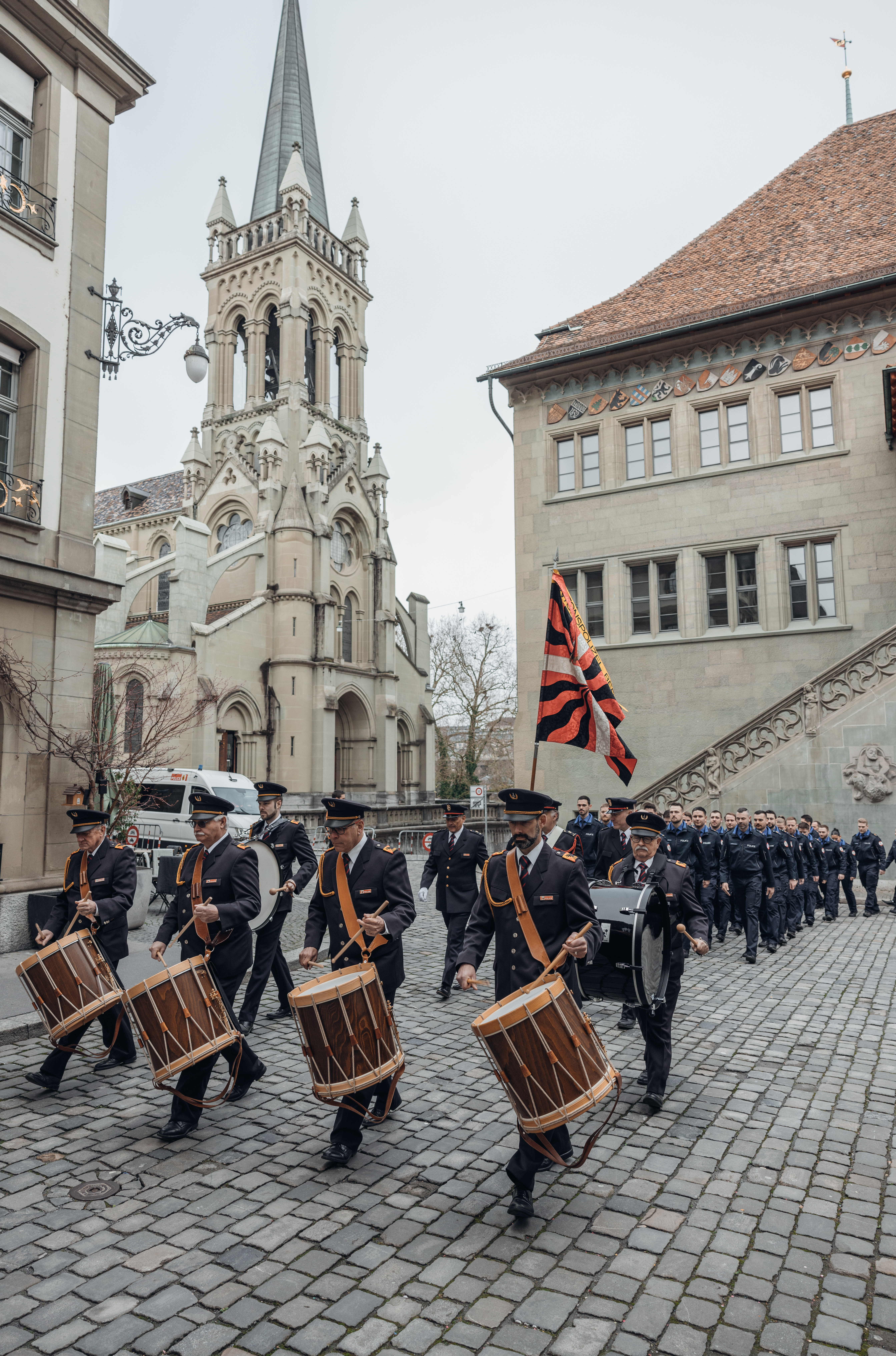 Par une poignée de main sur l'étendard, les 13 femmes et 33 hommes ont été symboliquement admis dans le corps de la Police cantonale bernoise.